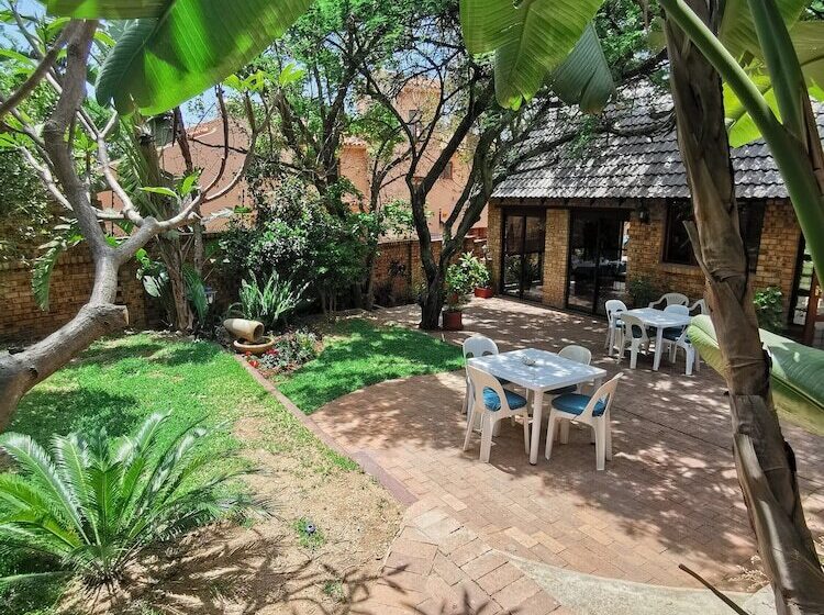 تختخواب و صبحانه The Dorr Guesthouse