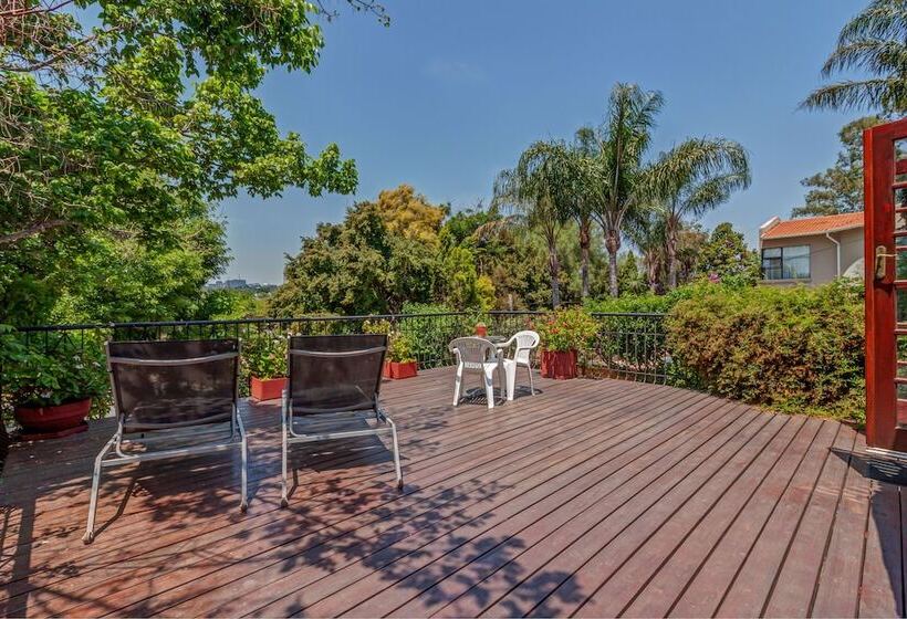 تختخواب و صبحانه The Dorr Guesthouse