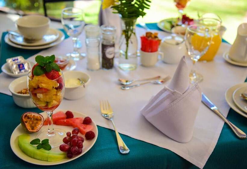 تختخواب و صبحانه The Dorr Guesthouse