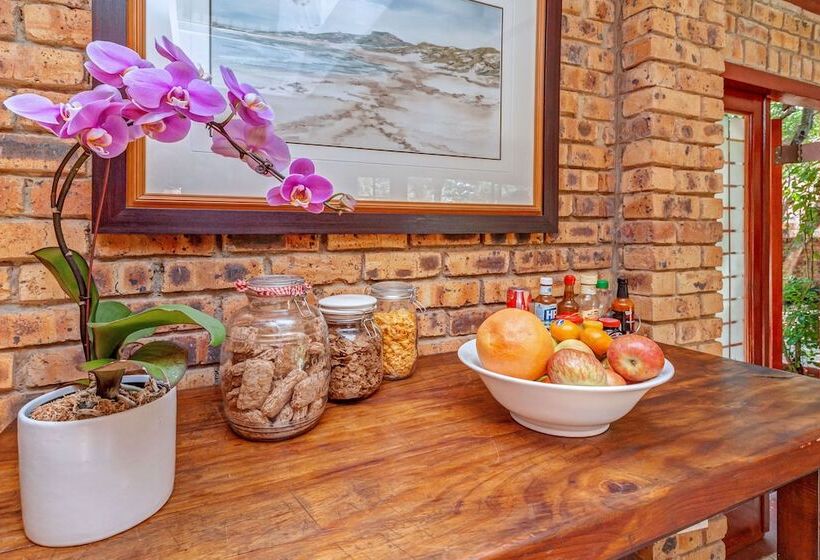 تختخواب و صبحانه The Dorr Guesthouse