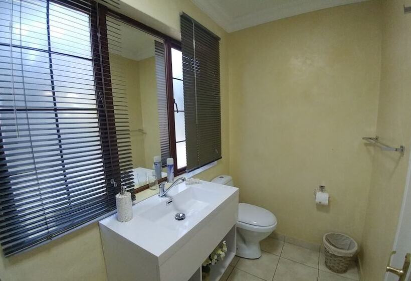 تختخواب و صبحانه The Dorr Guesthouse