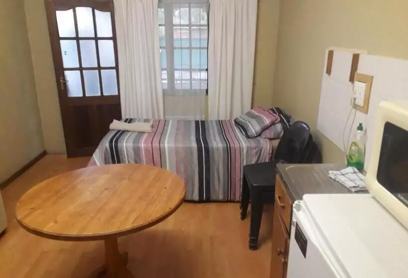 Aamiaismajoitus (B&B) Bedrock Guesthouse