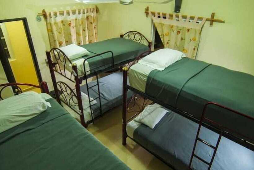 Charlys Hostal   Hostel