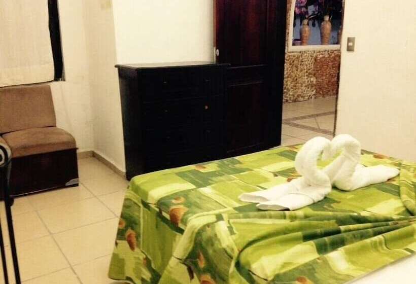 Charlys Hostal   Hostel