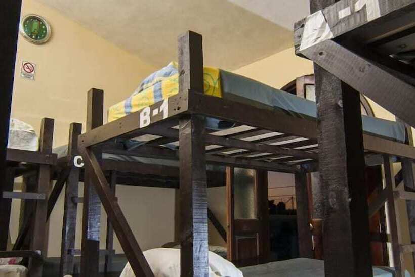 Charlys Hostal   Hostel