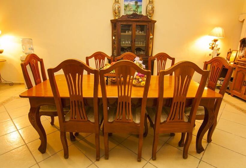 Charlys Hostal   Hostel