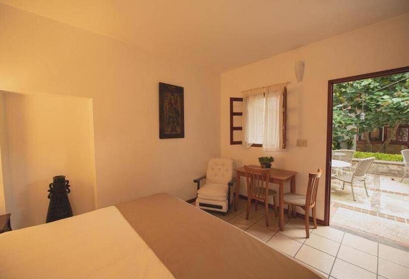 Las Mariposas Hotel & Studios