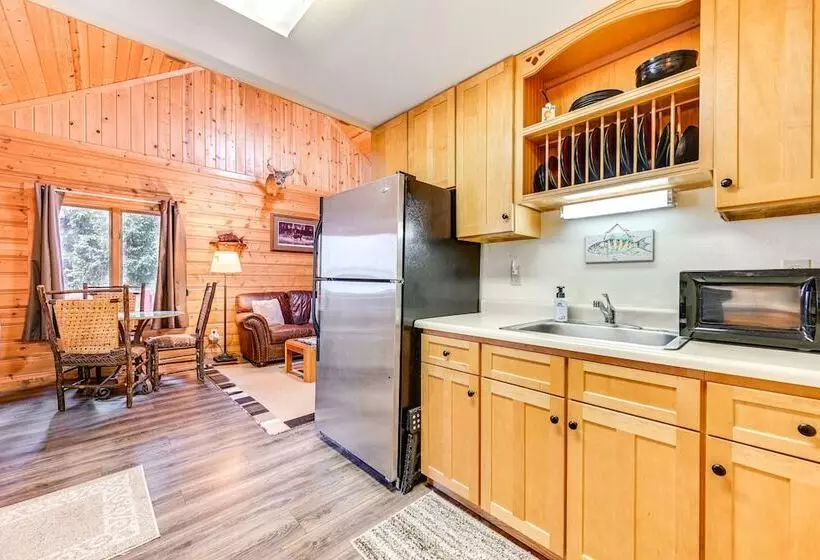 Cozy Bigfork Cabin W/ Canoes: Walk To Swan River!