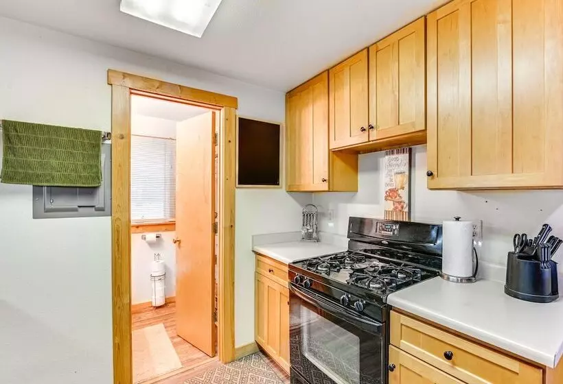 Cozy Bigfork Cabin W/ Canoes: Walk To Swan River!