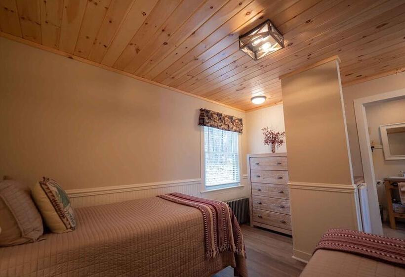 汽车旅馆 The Snowshoe Lodge