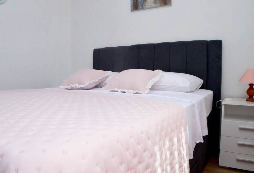 بنسيون Room In Apartment   Charming Apartment Venilia Blue, Sleeps 4