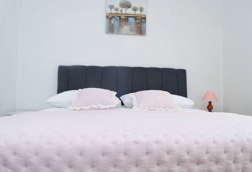 بنسيون Room In Apartment   Charming Apartment Venilia Blue, Sleeps 4