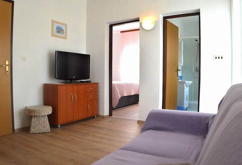 بنسيون Room In Apartment   Charming Apartment Venilia Blue, Sleeps 4