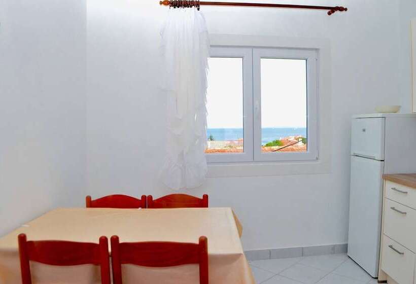 بنسيون Room In Apartment   Charming Apartment Venilia Blue, Sleeps 4