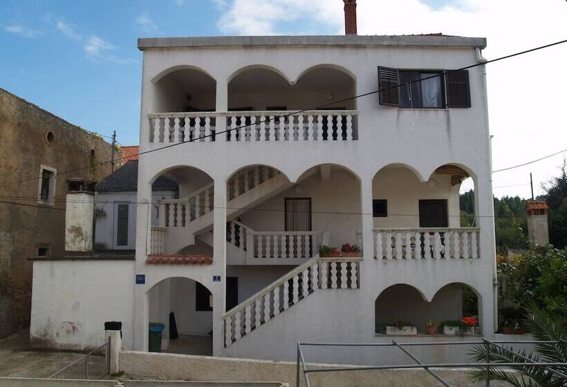 بنسيون Room In Apartment   Charming Apartment Venilia Blue, Sleeps 4