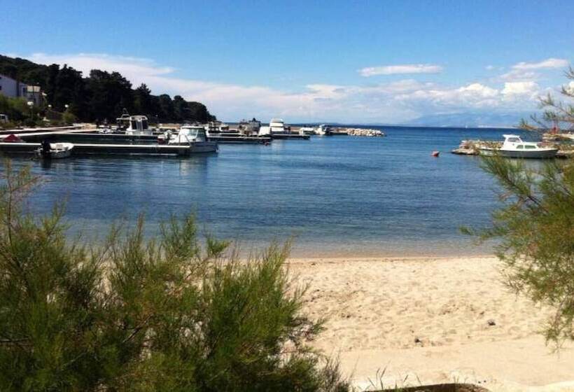 بنسيون Room In Apartment   Charming Apartment Venilia Blue, Sleeps 4