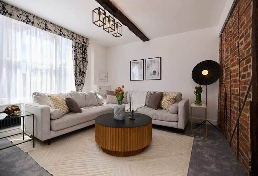 The Old Hatfield Haven   Spacious 6bdr House With Garden