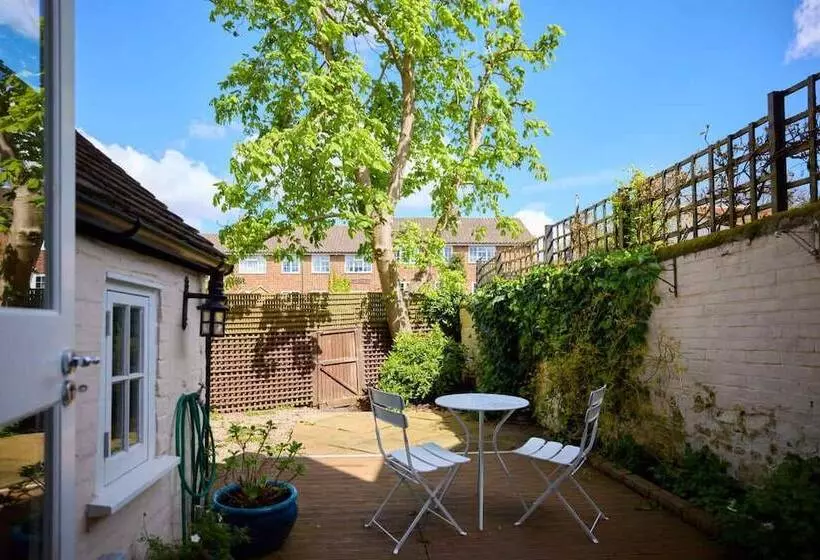 The Old Hatfield Haven   Spacious 6bdr House With Garden