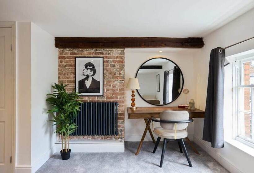 The Old Hatfield Haven   Spacious 6bdr House With Garden