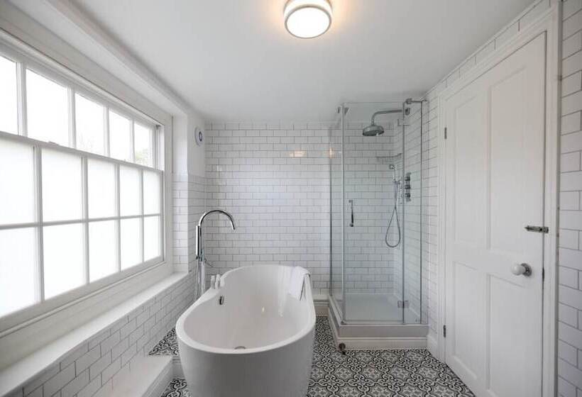 The Old Hatfield Haven   Spacious 6bdr House With Garden