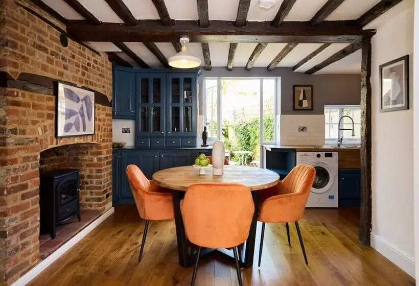 The Old Hatfield Haven   Spacious 6bdr House With Garden
