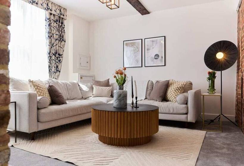 The Old Hatfield Haven   Spacious 6bdr House With Garden