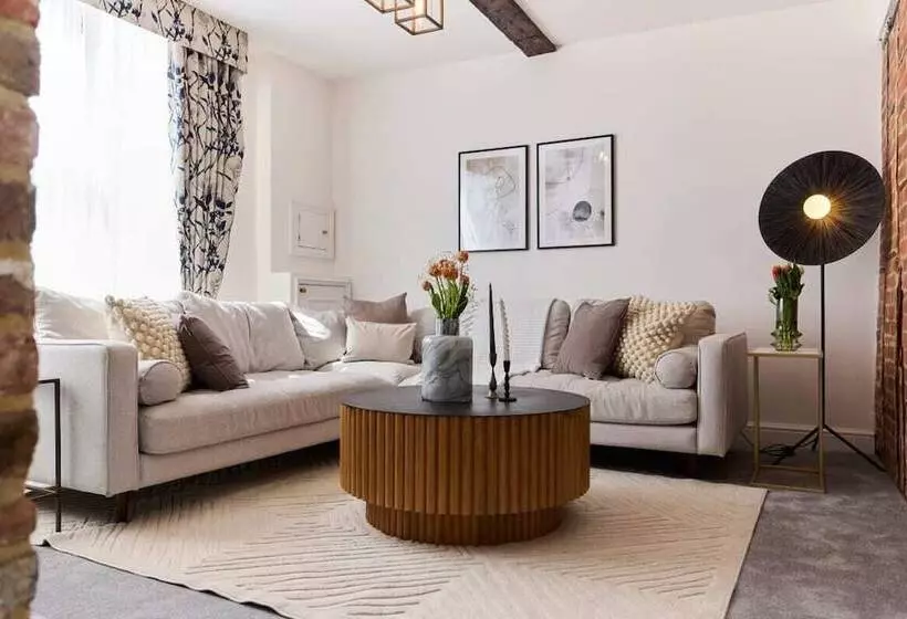 The Old Hatfield Haven   Spacious 6bdr House With Garden