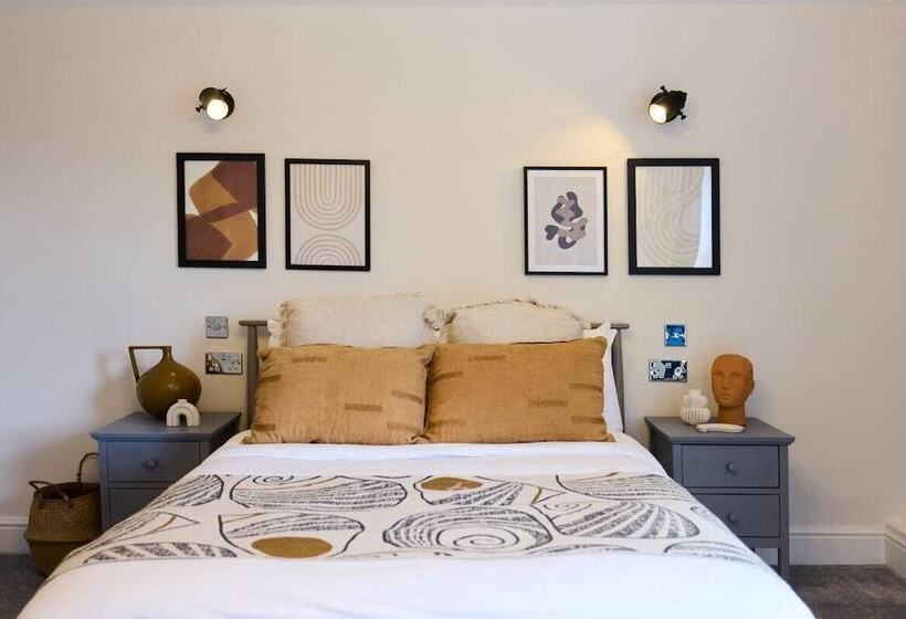 The Old Hatfield Haven   Spacious 6bdr House With Garden