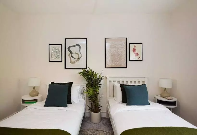 The Old Hatfield Haven   Spacious 6bdr House With Garden