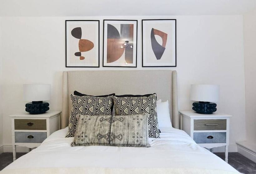 The Old Hatfield Haven   Spacious 6bdr House With Garden