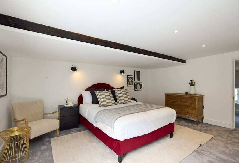 The Old Hatfield Haven   Spacious 6bdr House With Garden