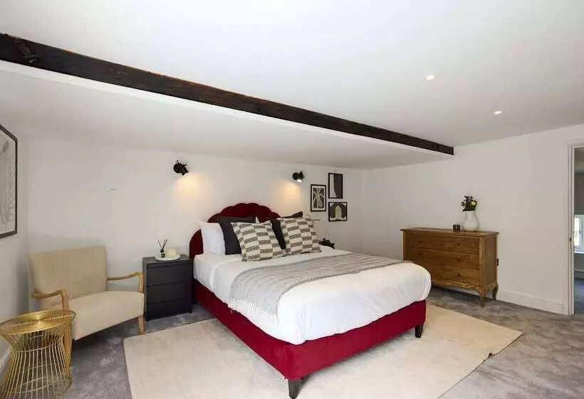 The Old Hatfield Haven   Spacious 6bdr House With Garden