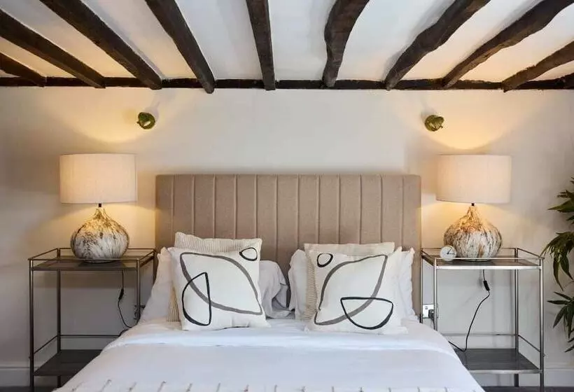 The Old Hatfield Haven   Spacious 6bdr House With Garden