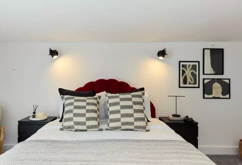 The Old Hatfield Haven   Spacious 6bdr House With Garden