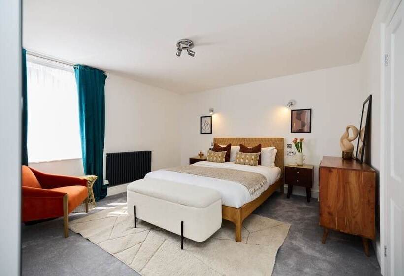 The Old Hatfield Haven   Spacious 6bdr House With Garden