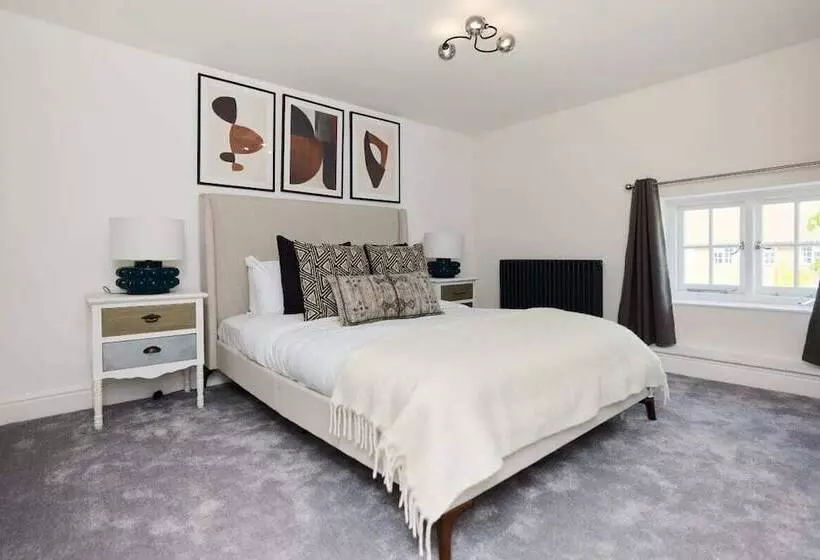 The Old Hatfield Haven   Spacious 6bdr House With Garden