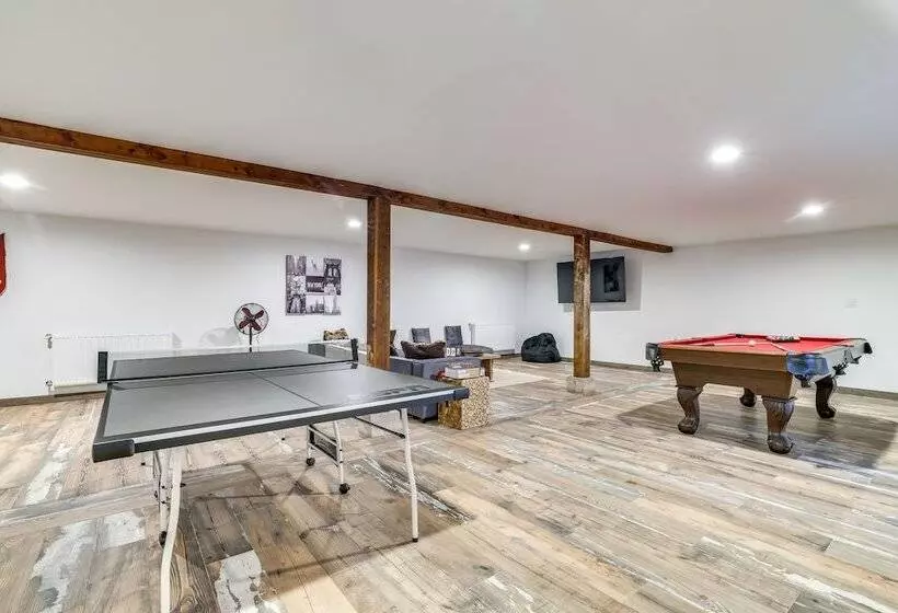 Outdoor Oasis: Cresco Family Home W/ Hot Tub