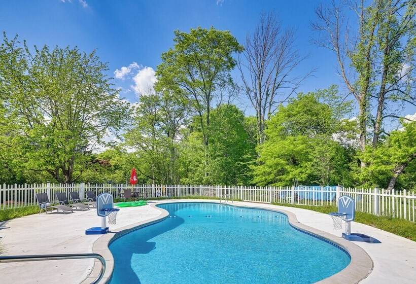 Outdoor Oasis: Cresco Family Home W/ Hot Tub