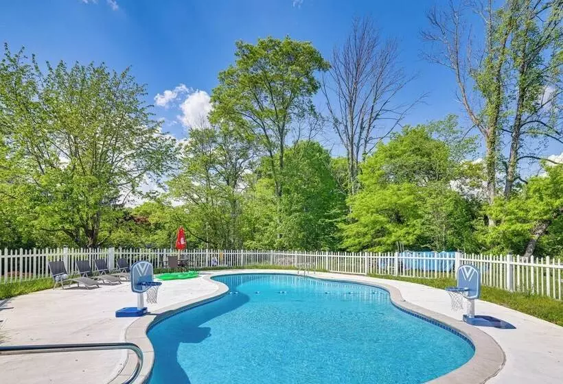 Outdoor Oasis: Cresco Family Home W/ Hot Tub