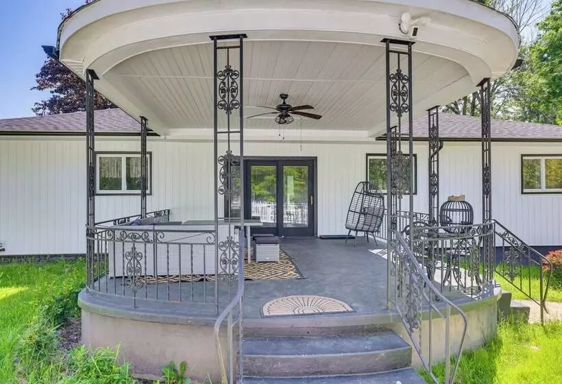 Outdoor Oasis: Cresco Family Home W/ Hot Tub