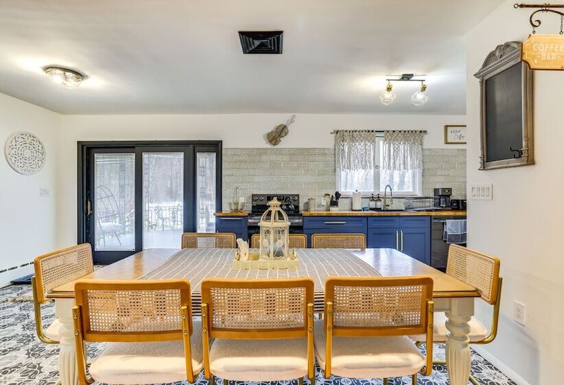 Outdoor Oasis: Cresco Family Home W/ Hot Tub