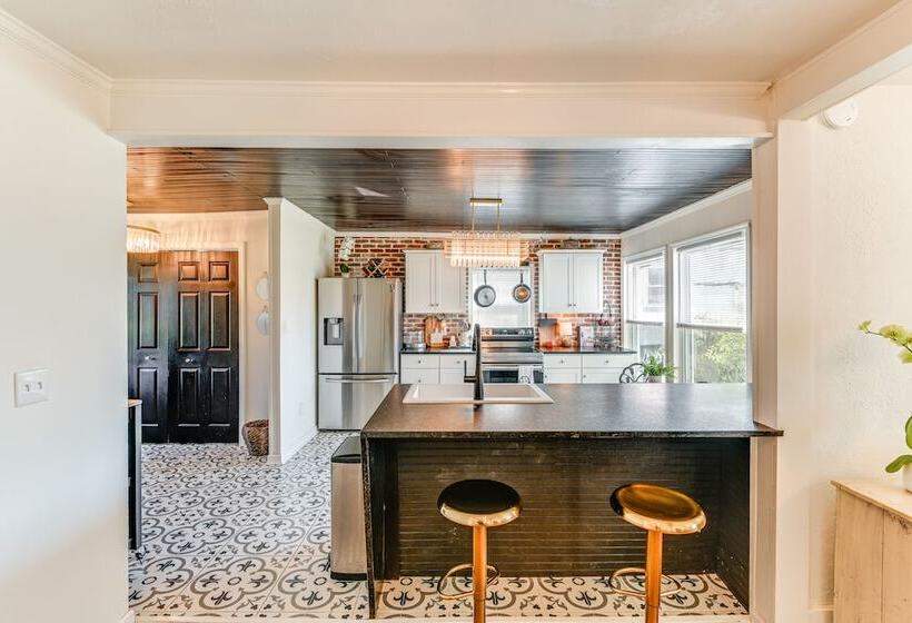 Columbia Cottage W/ Patio: 1 Mi To Downtown!