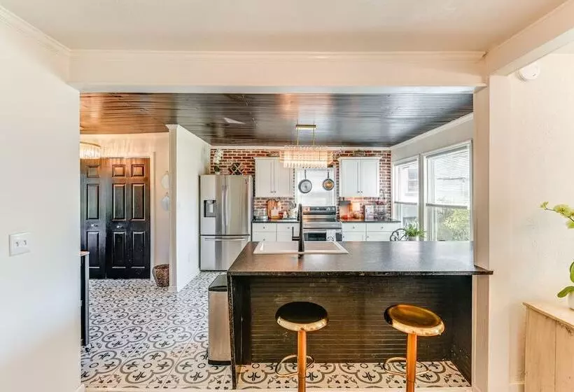 Columbia Cottage W/ Patio: 1 Mi To Downtown!