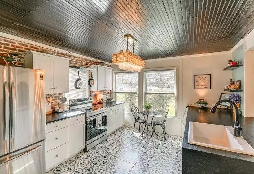 Columbia Cottage W/ Patio: 1 Mi To Downtown!