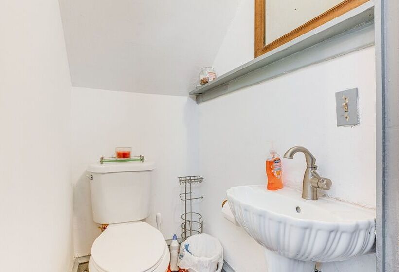 Eagleville Home W/ Porch, Near Valley Forge Casino