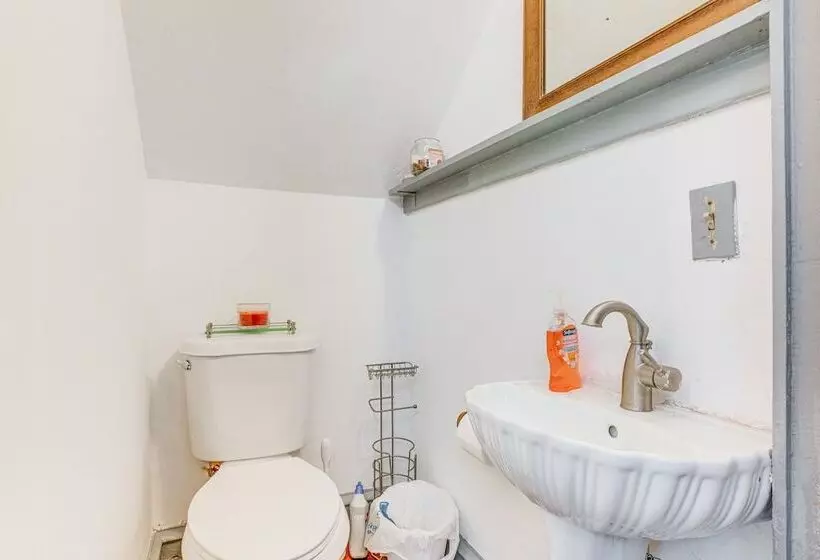 Eagleville Home W/ Porch, Near Valley Forge Casino