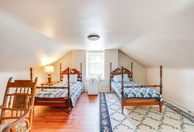 Eagleville Home W/ Porch, Near Valley Forge Casino