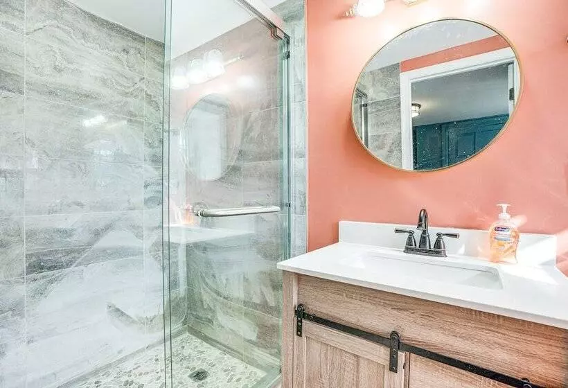 Eagleville Home W/ Porch, Near Valley Forge Casino