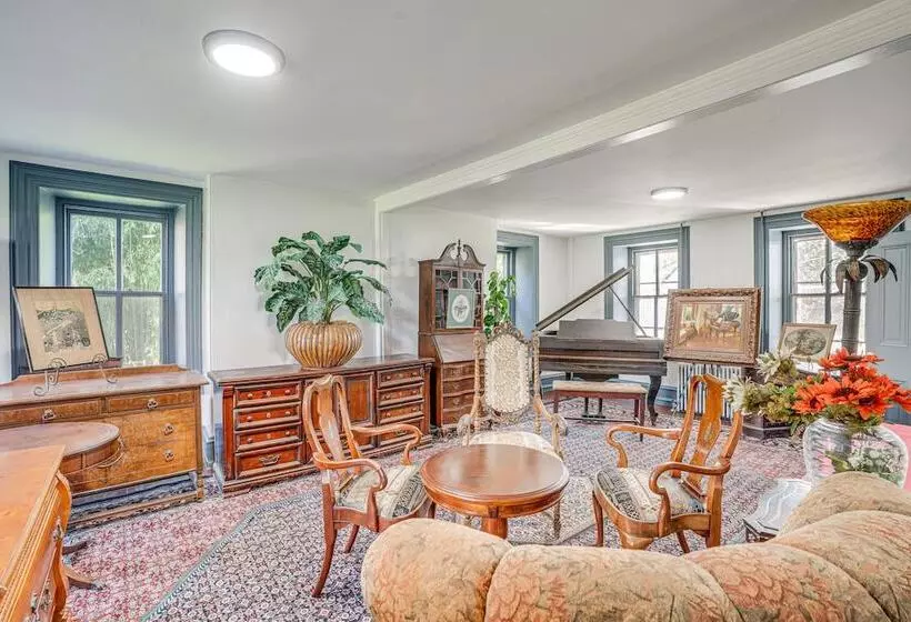 Eagleville Home W/ Porch, Near Valley Forge Casino