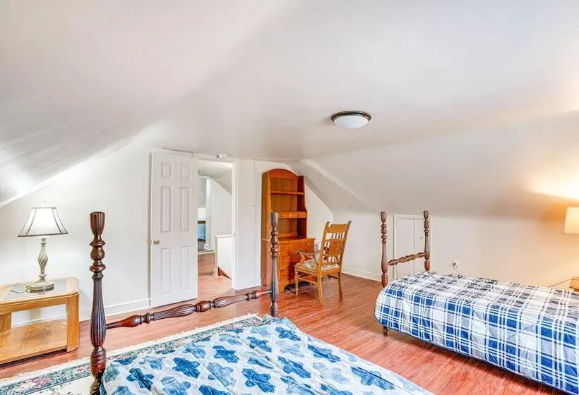 Eagleville Home W/ Porch, Near Valley Forge Casino